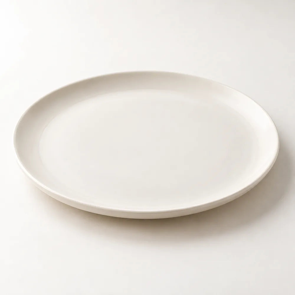 Warm-white rimmed dinner-plate concept